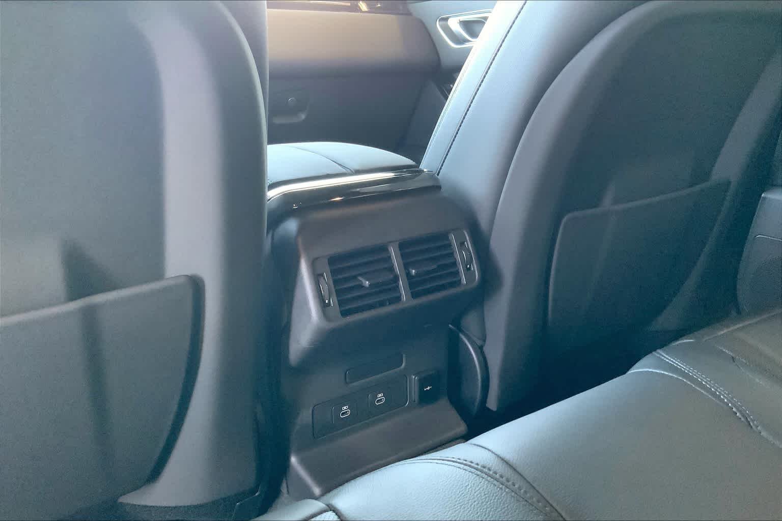 Used 2025 Fuji White Land Rover Dynamic SE image 18