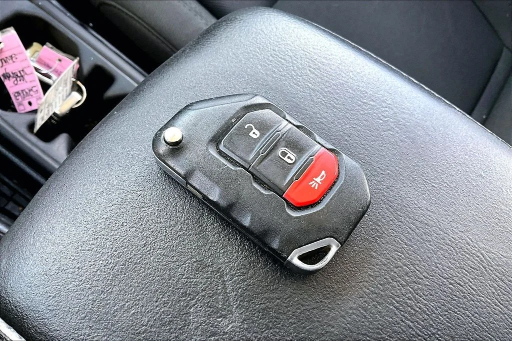 Used 2019 Silver Jeep Unlimited Sahara image 30