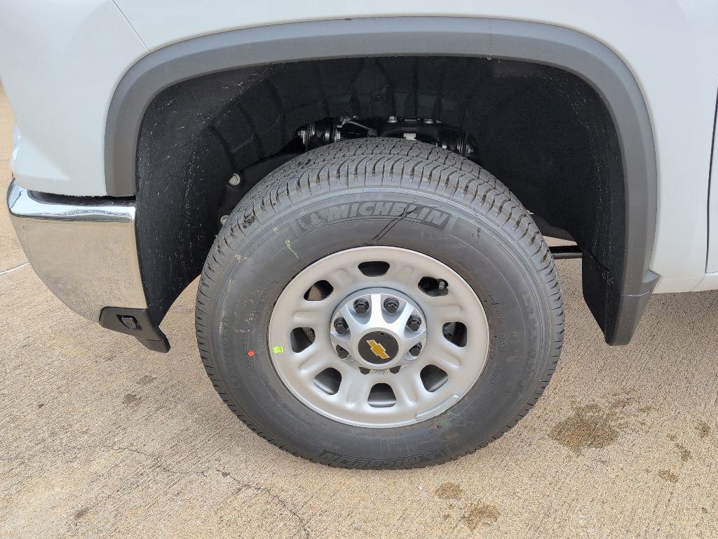 New 2026 Summit White Chevrolet WT image 3