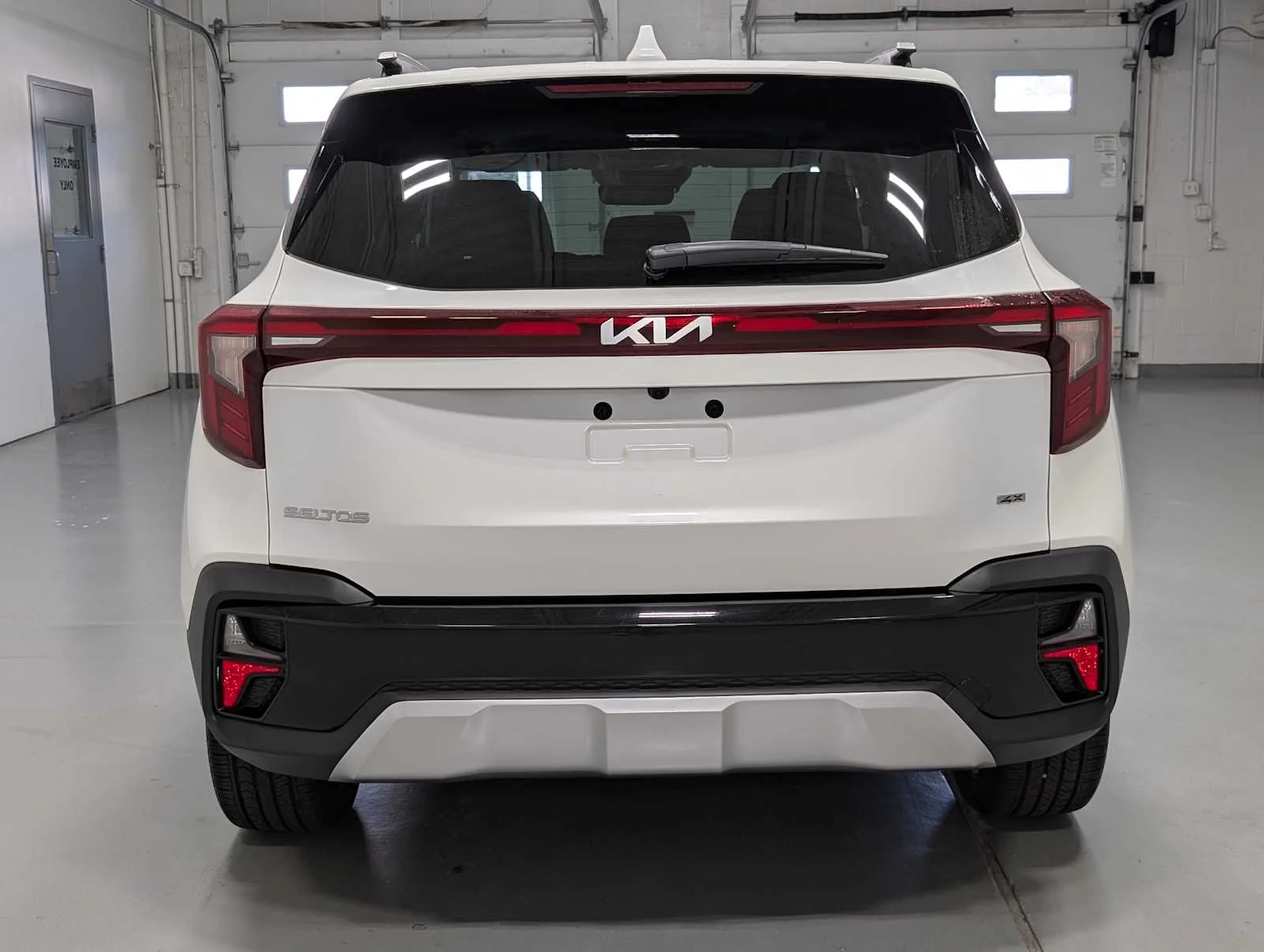 Used 2024 Snow White Pearl Kia SX image 9