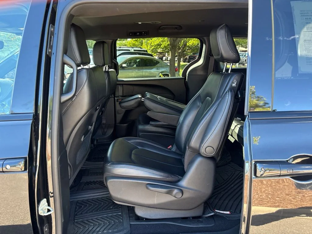 Used 2023 Black Chrysler Touring L image 22
