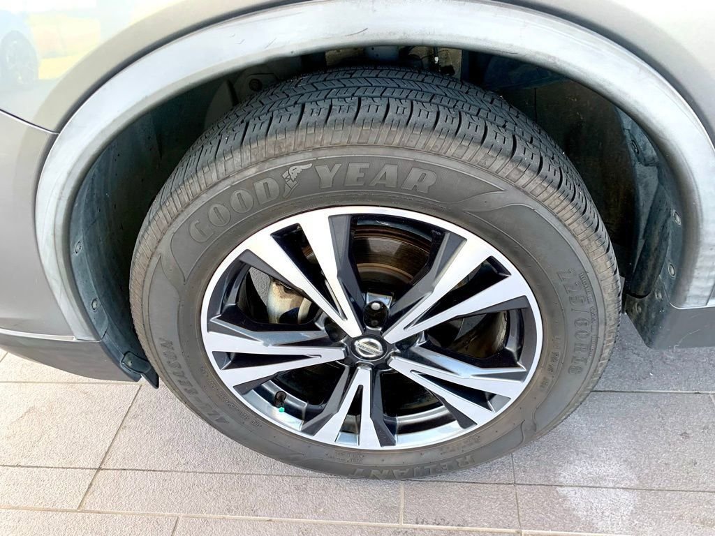 Used 2020 Gray Nissan SV image 9