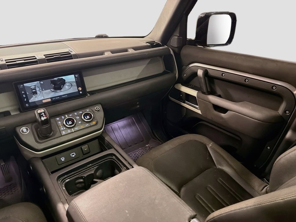 Used 2021  Land Rover SE image 24