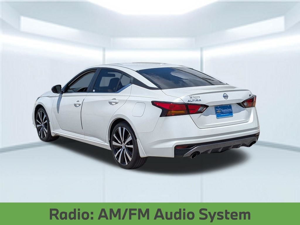 Used 2019 White Nissan 2.5 SR image 4