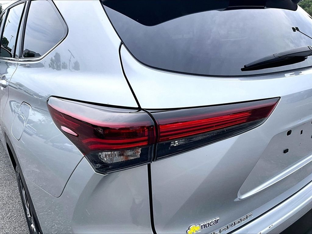 Used 2025 Silver Toyota XLE image 35