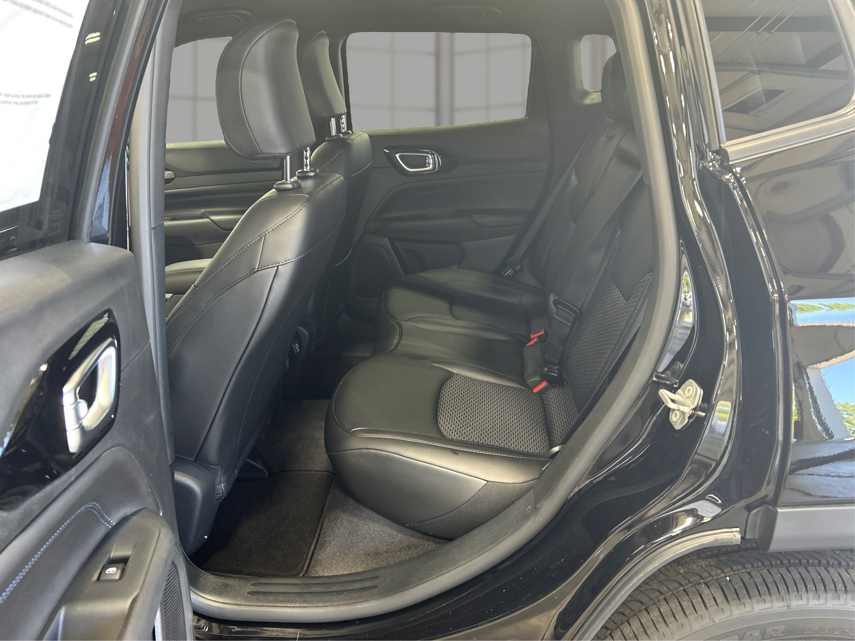 New 2026 Diamond Black Crystal Pearlcoat Jeep Latitude image 10