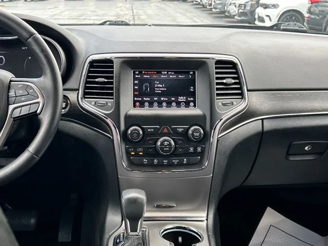 Used 2018 Silver Jeep Limited image 25