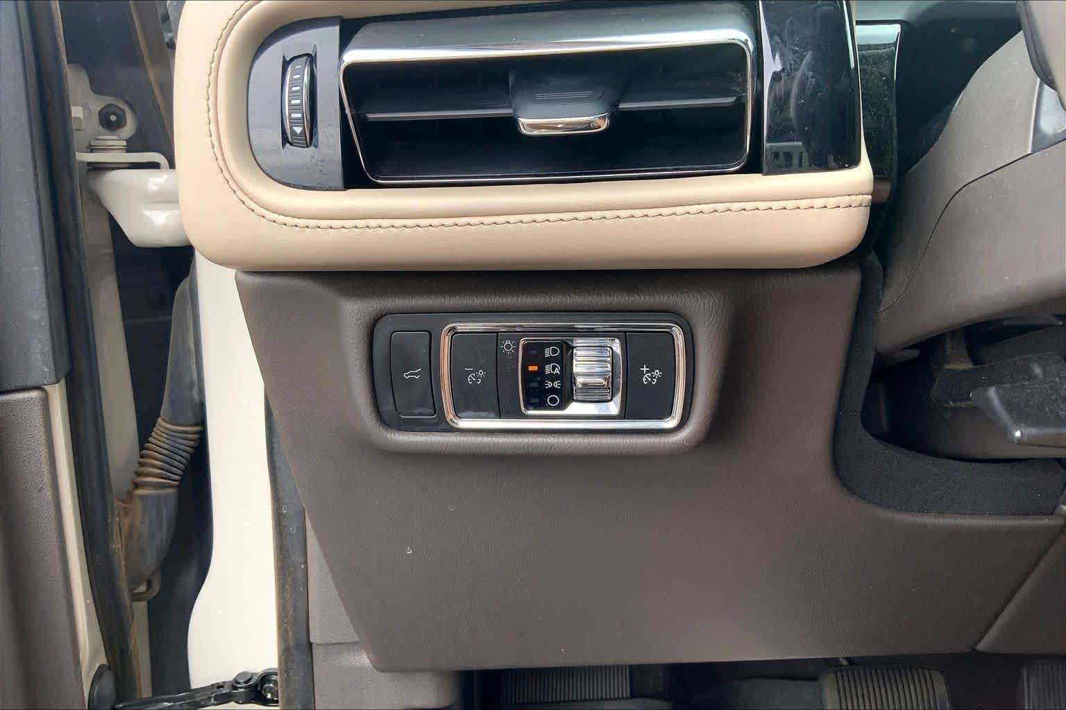 Used 2021 Ceramic Pearl Lincoln Standard image 36