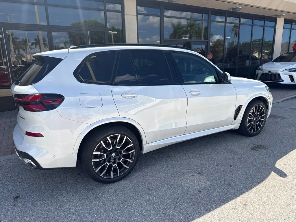 Used 2024 White BMW sDrive40i image 5