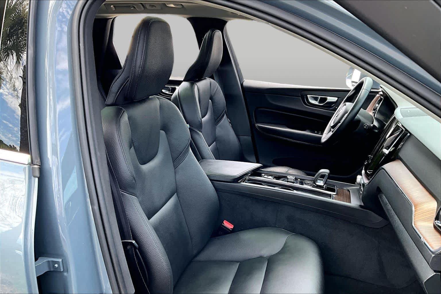 Used 2022 Thunder Grey Metallic Volvo Momentum image 9