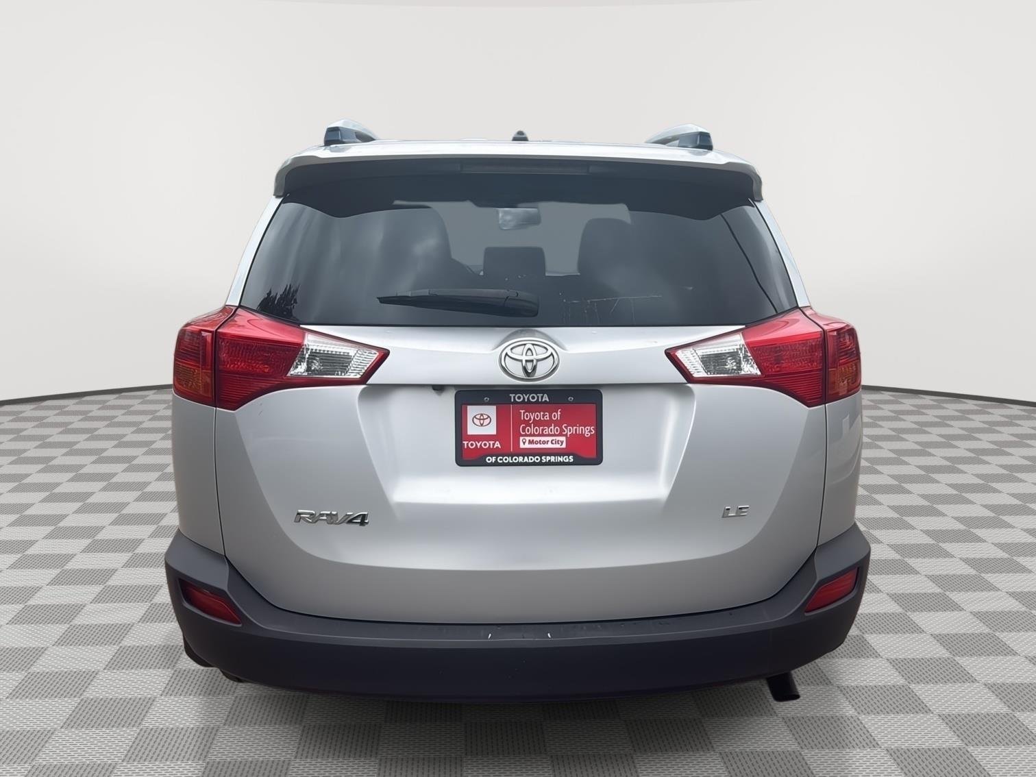 Used 2014 Classic Silver Metallic Toyota LE image 23