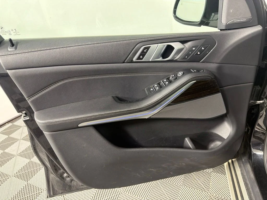 Used 2019 Black Sapphire Metallic BMW xDrive40i image 22