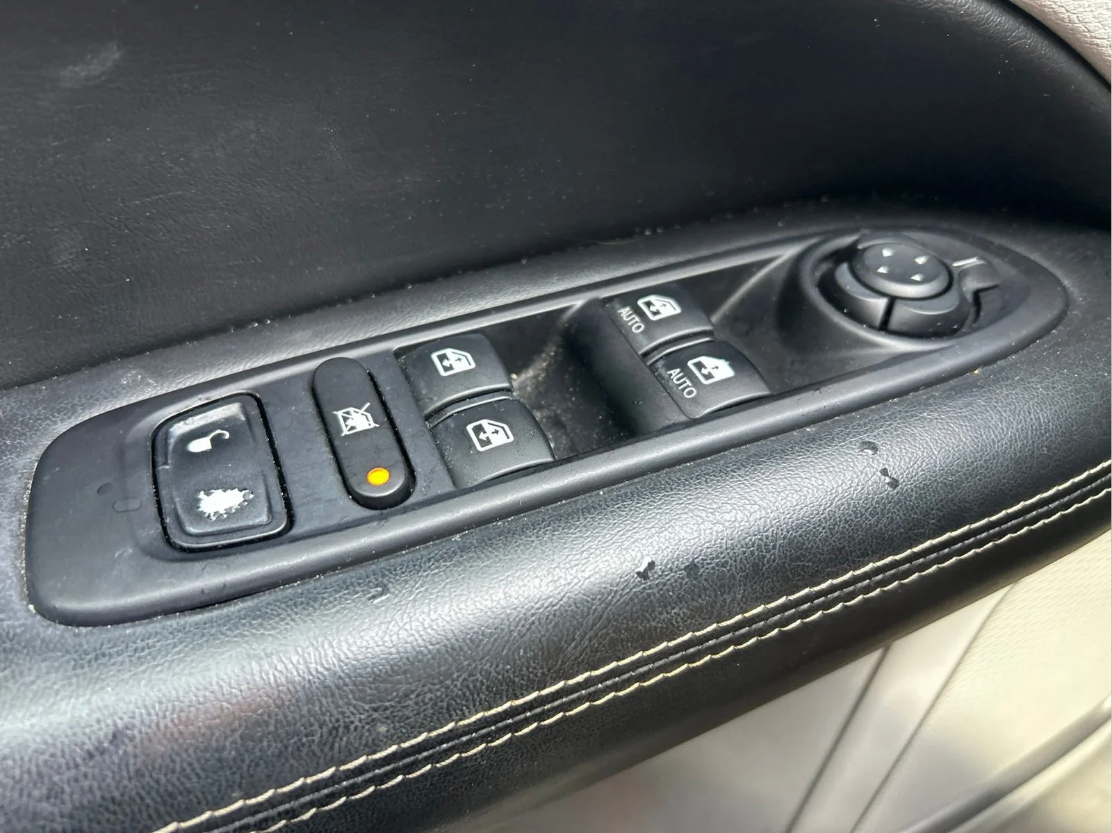 Used 2020 White Clearcoat Jeep Latitude image 24