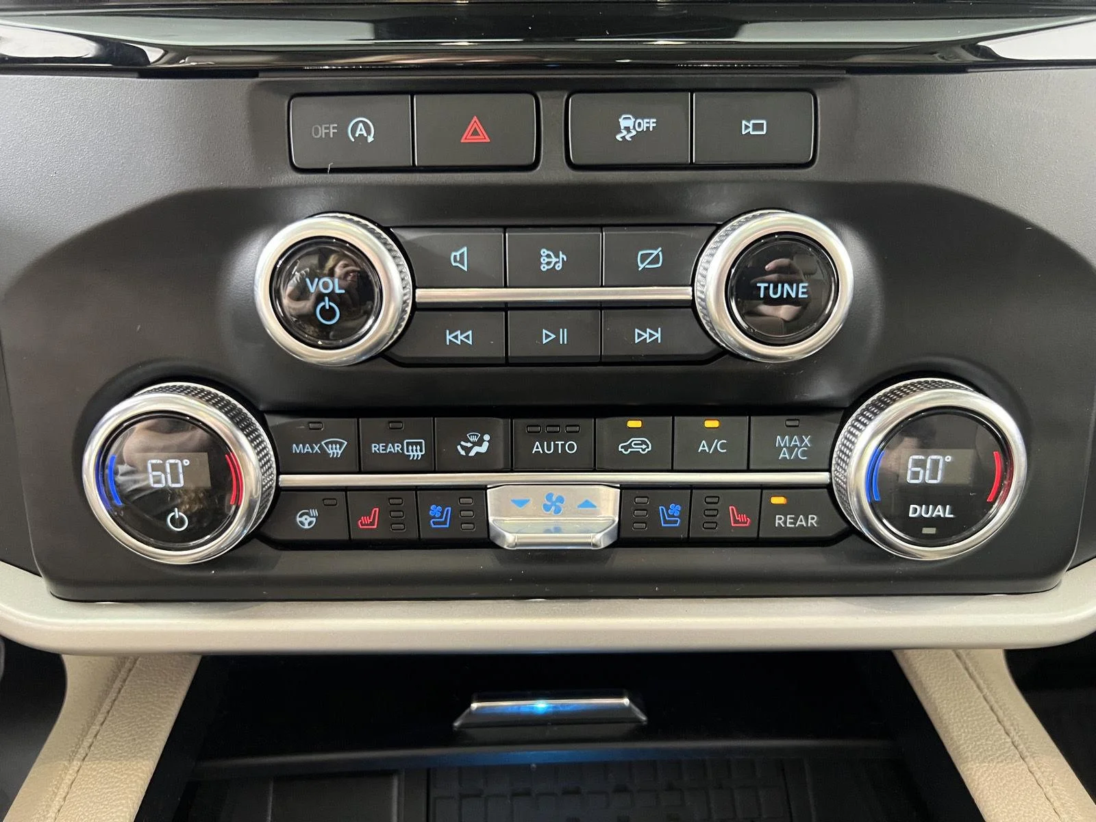 Used 2023 Star White Metallic Tri-Coat Ford XLT image 21