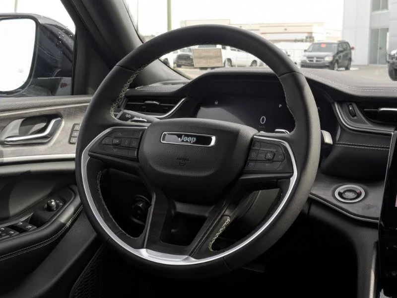 New 2025 White Jeep Limited - - 4x4 - Second row heated seats - Dual Pano Sunroof - Int FAM CAM & More! image 14