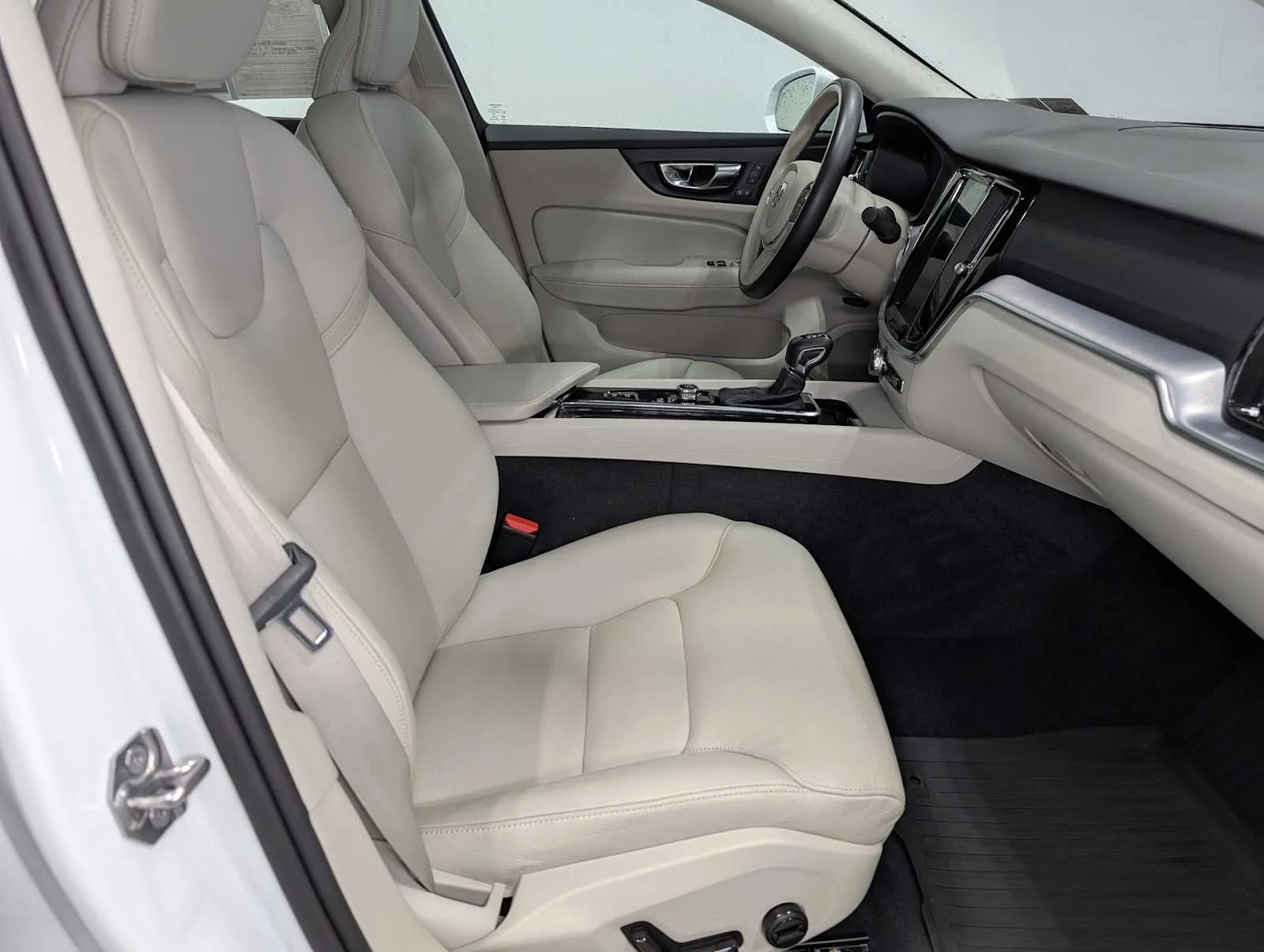 Used 2020  Volvo Momentum image 42