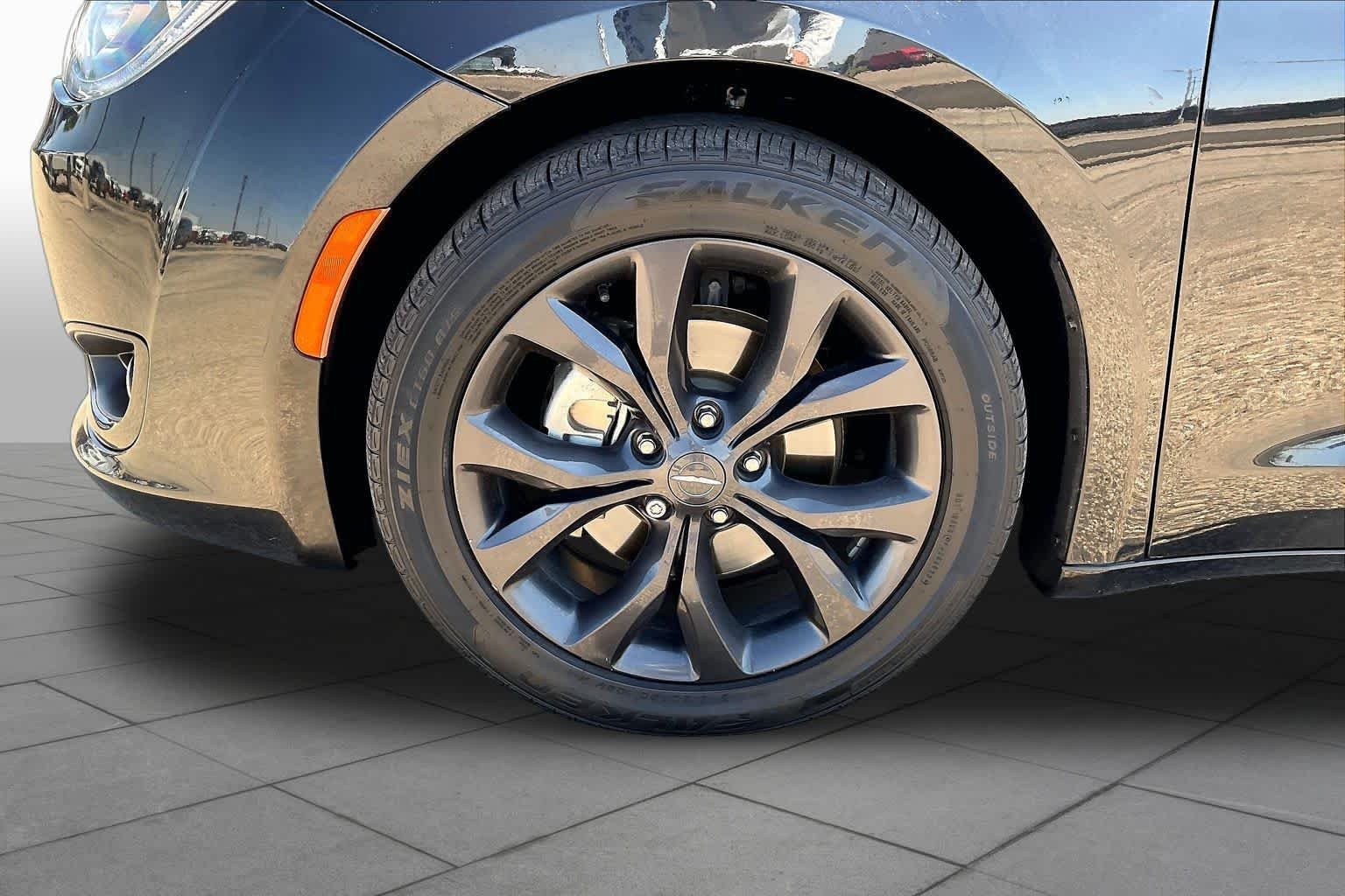 Used 2018 Brilliant Black Crystal Pearlcoat Chrysler Touring Plus image 10