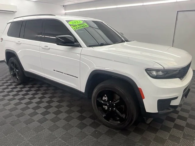 Used 2023 White Jeep Altitude image 3