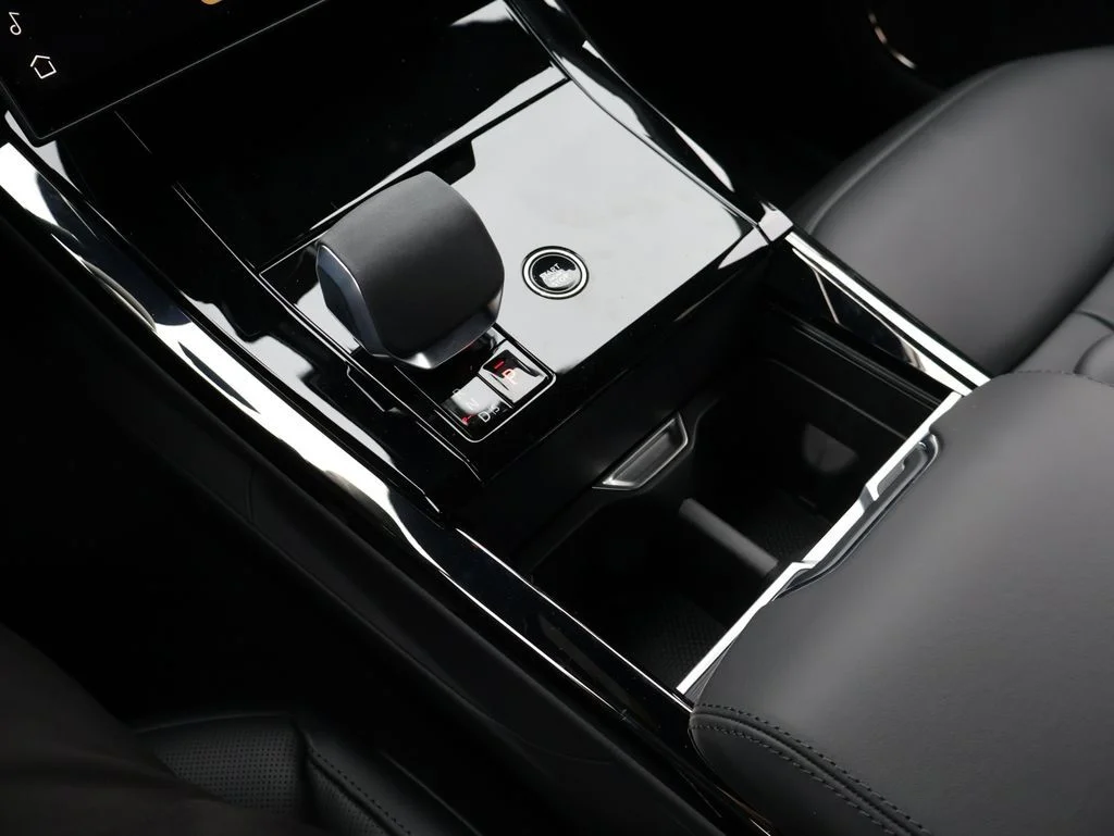 New 2026 Santorini Black Metallic Land Rover Dynamic SE image 25