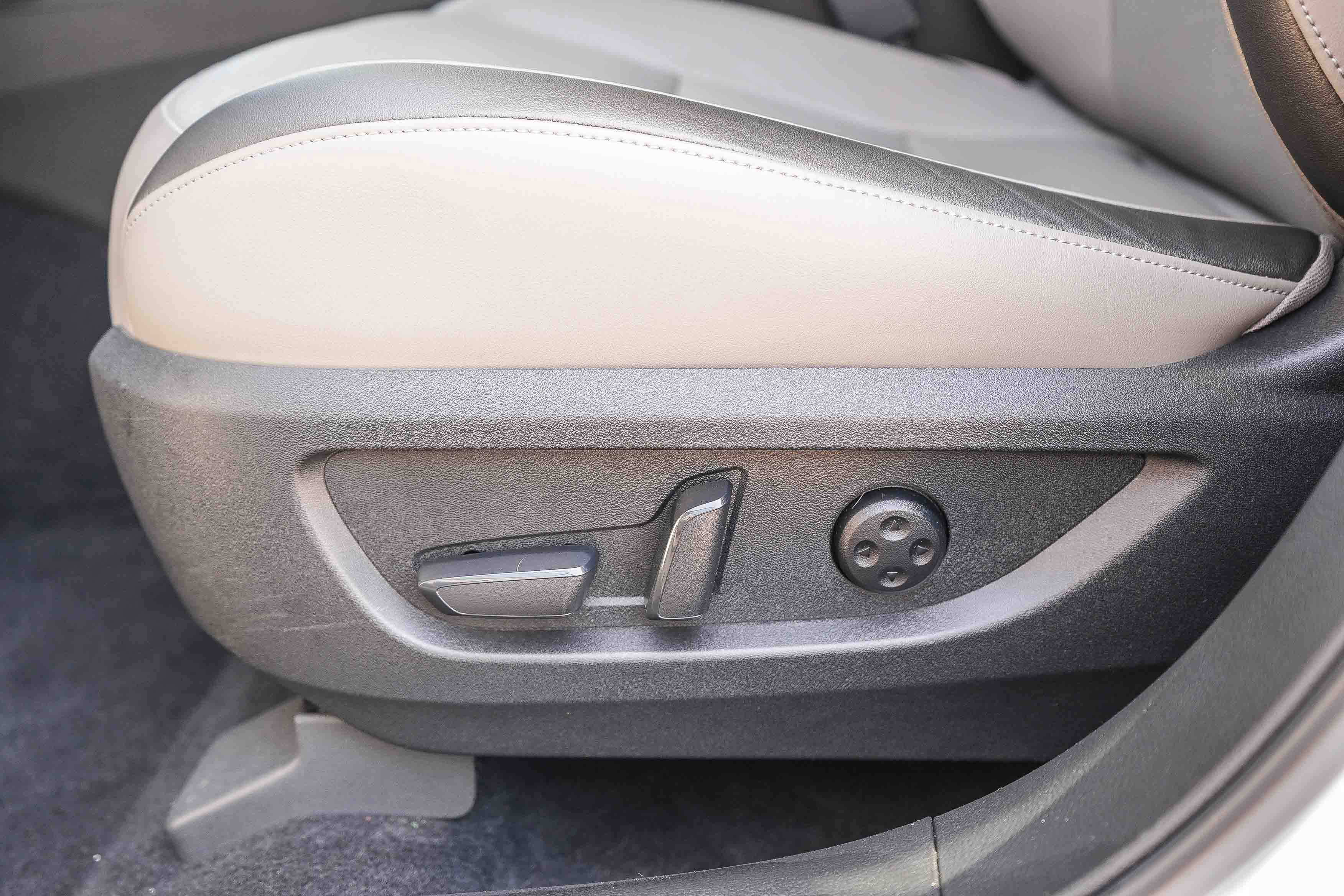 Used 2024 RADIANT WHITE INFINITI LUXE image 21