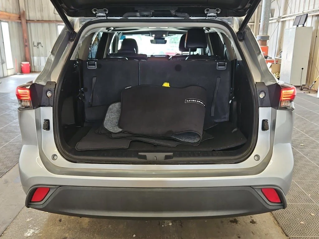 Used 2022 Silver Toyota XLE image 10