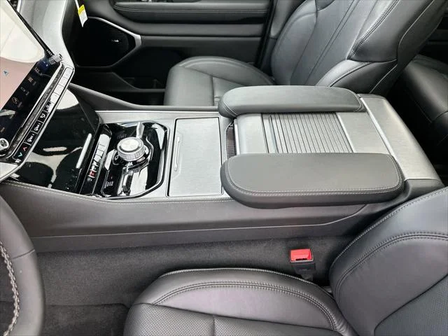 New 2026 Bright White Clear-Coat Exterior Paint Jeep Limited Altitude image 21