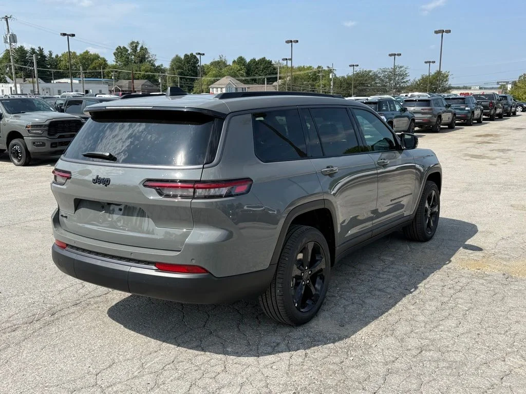 New 2027 Sting-Gray Clearcoat Jeep Limited image 6