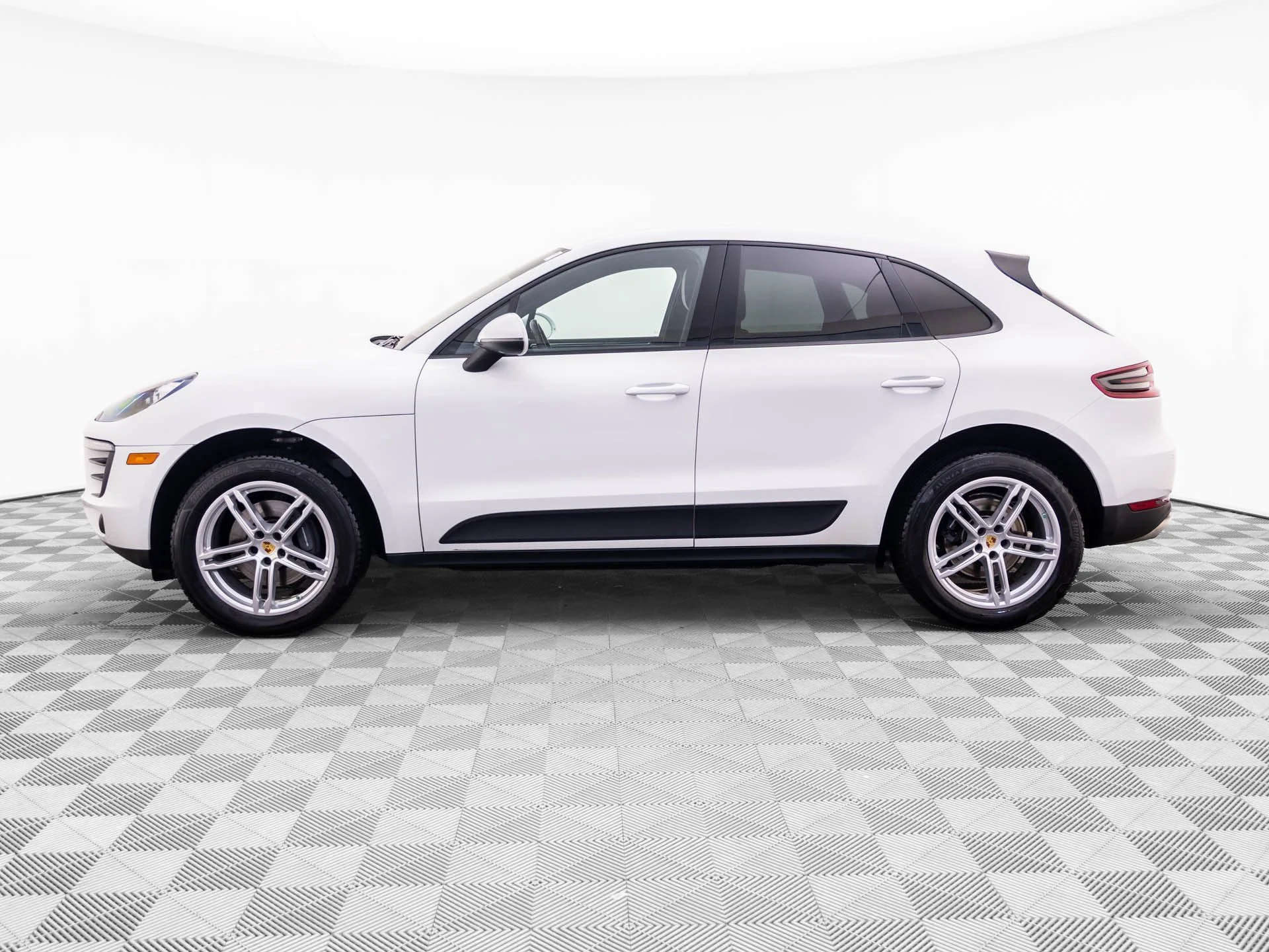 Used 2017  Porsche  image 2