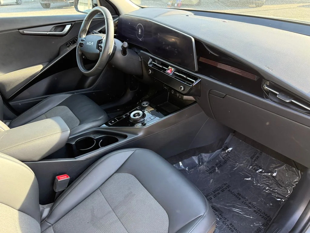 Used 2024 Gray Kia Wind image 4