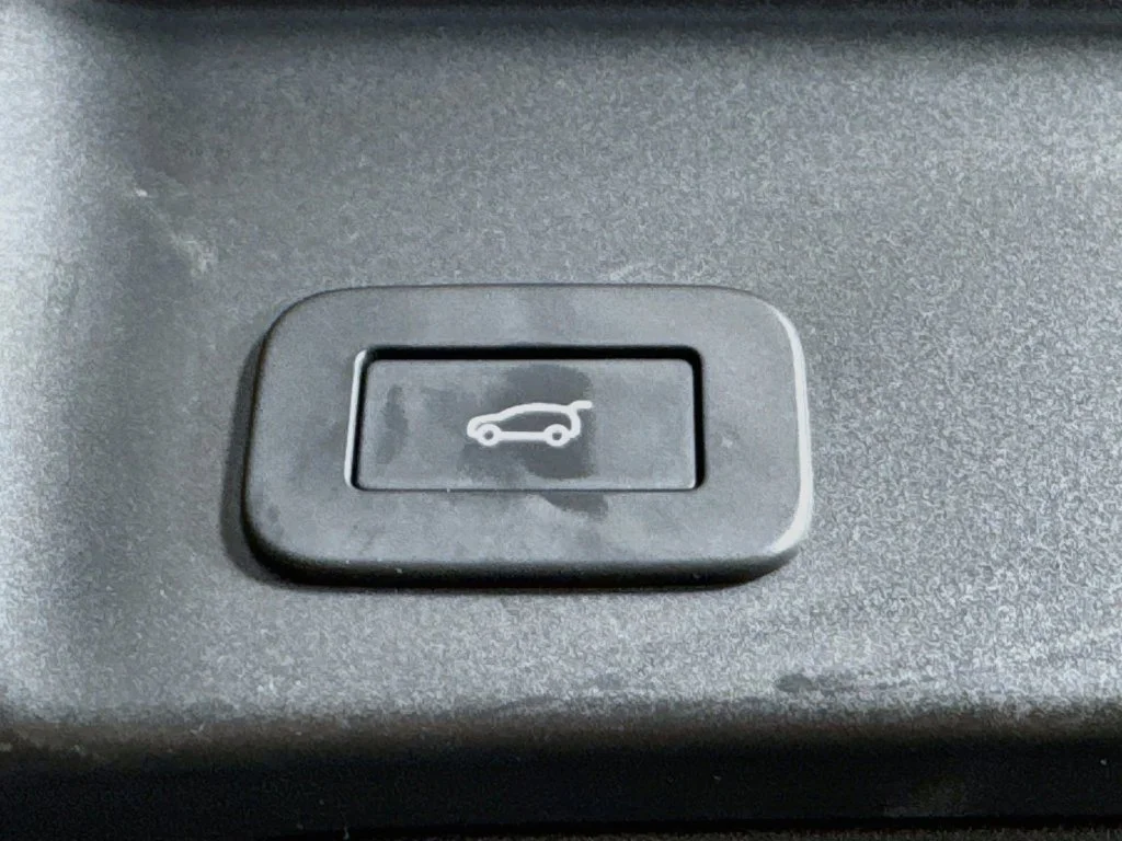 Used 2023 Gray Land Rover R-Dynamic SE image 34