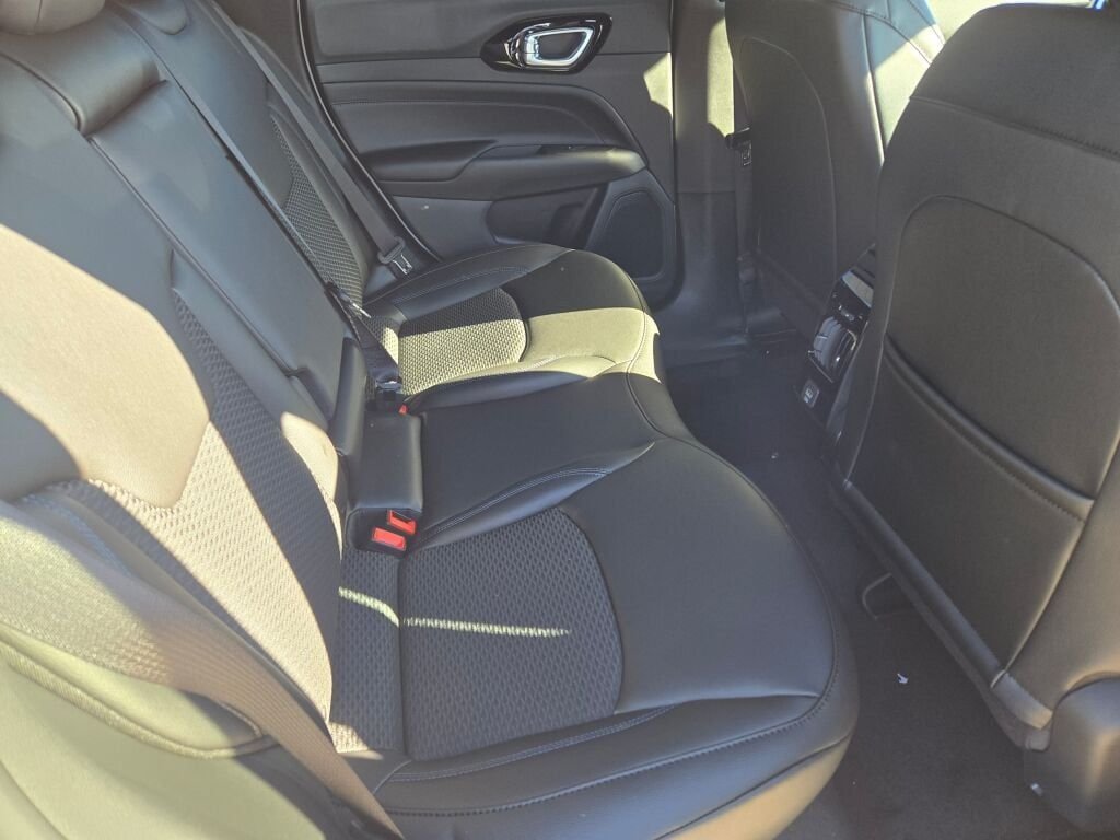 New 2026 Bright White Clearcoat Jeep Latitude image 11