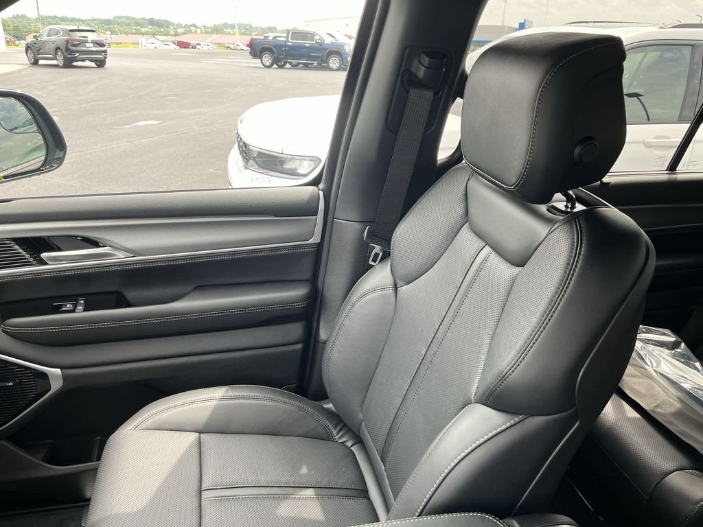 New 2026 Silver-Zynith Exterior Paint Jeep Limited Reserve image 25