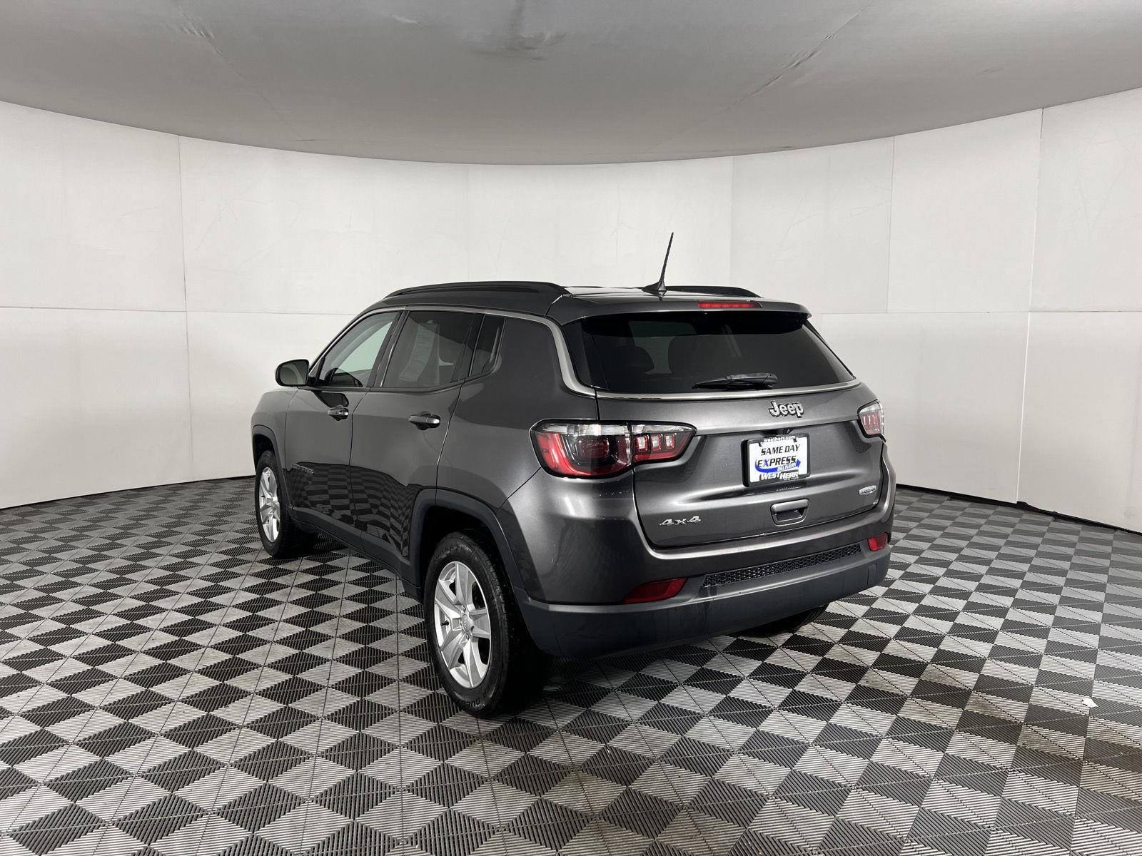 Used 2022 Granite Crystal Metallic Clearcoat Jeep Latitude image 7