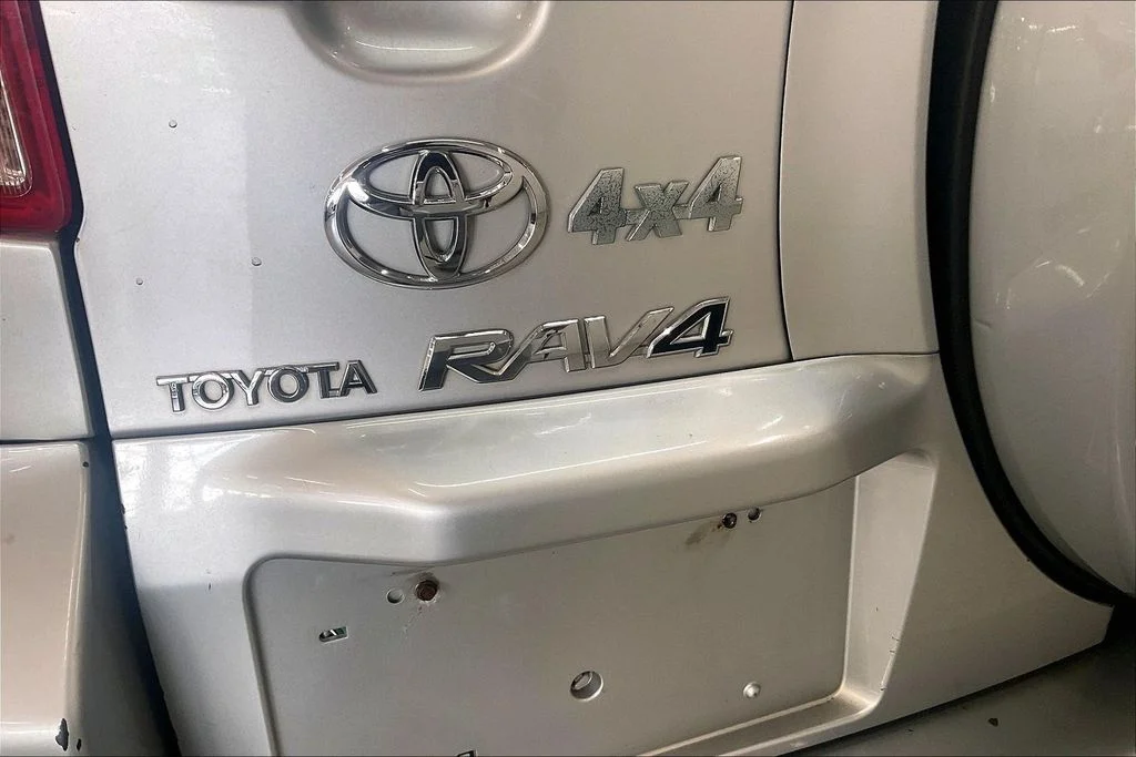 Used 2008 Silver Toyota Sport image 7
