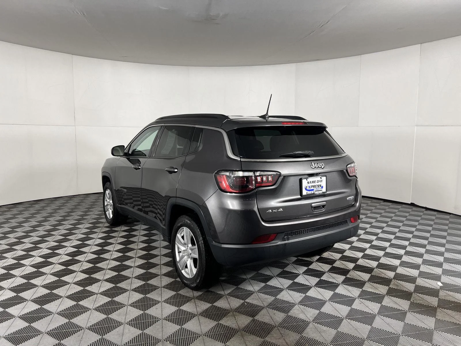 Used 2022 Granite Crystal Metallic Clearcoat Jeep Latitude image 7