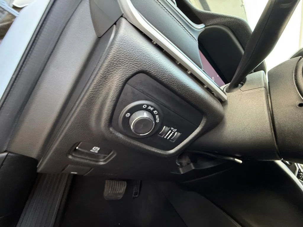 Used 2023 White Jeep Altitude image 23