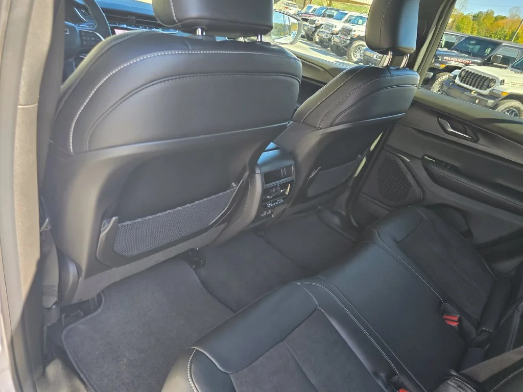 New 2027 White/off-white Jeep Laredo X image 24