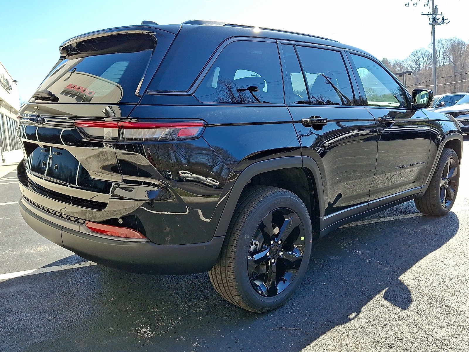 New 2026 Diamond Black Crystal Pearl-Coat Exterior Paint Jeep Limited image 3