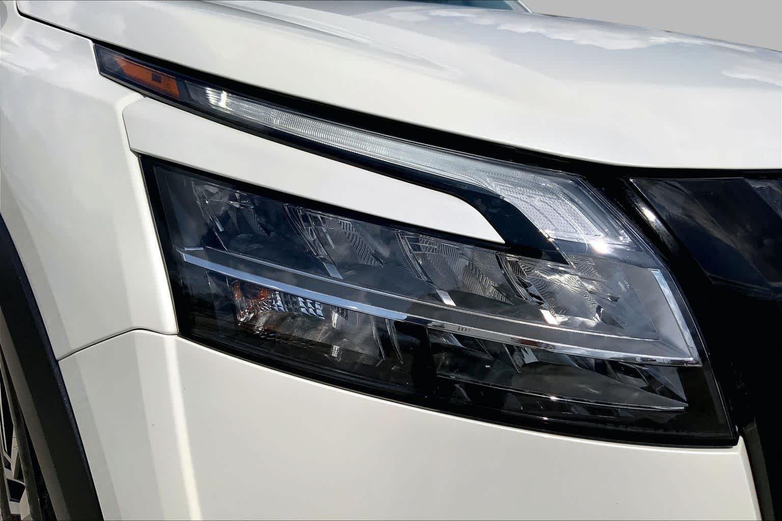 Used 2024 Pearl White Tricoat Nissan Platinum image 27