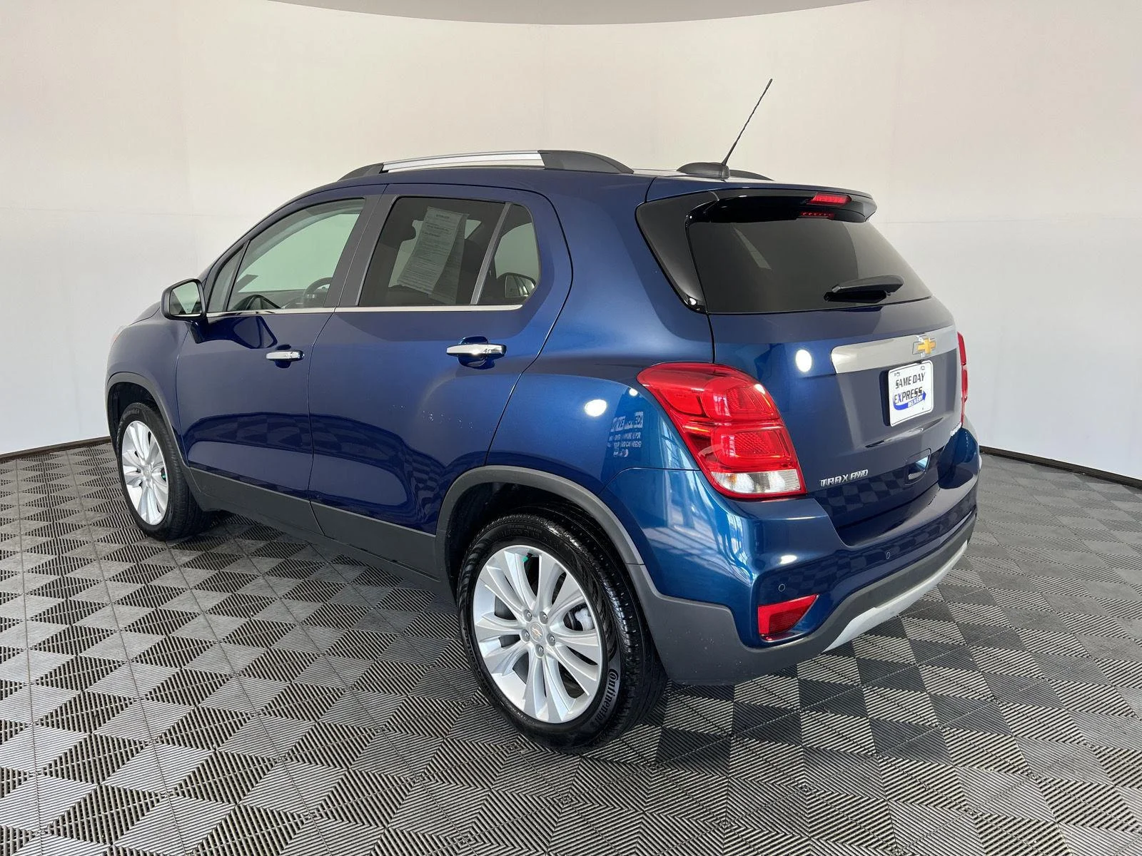 Used 2019 Pacific Blue Metallic Chevrolet Premier image 18