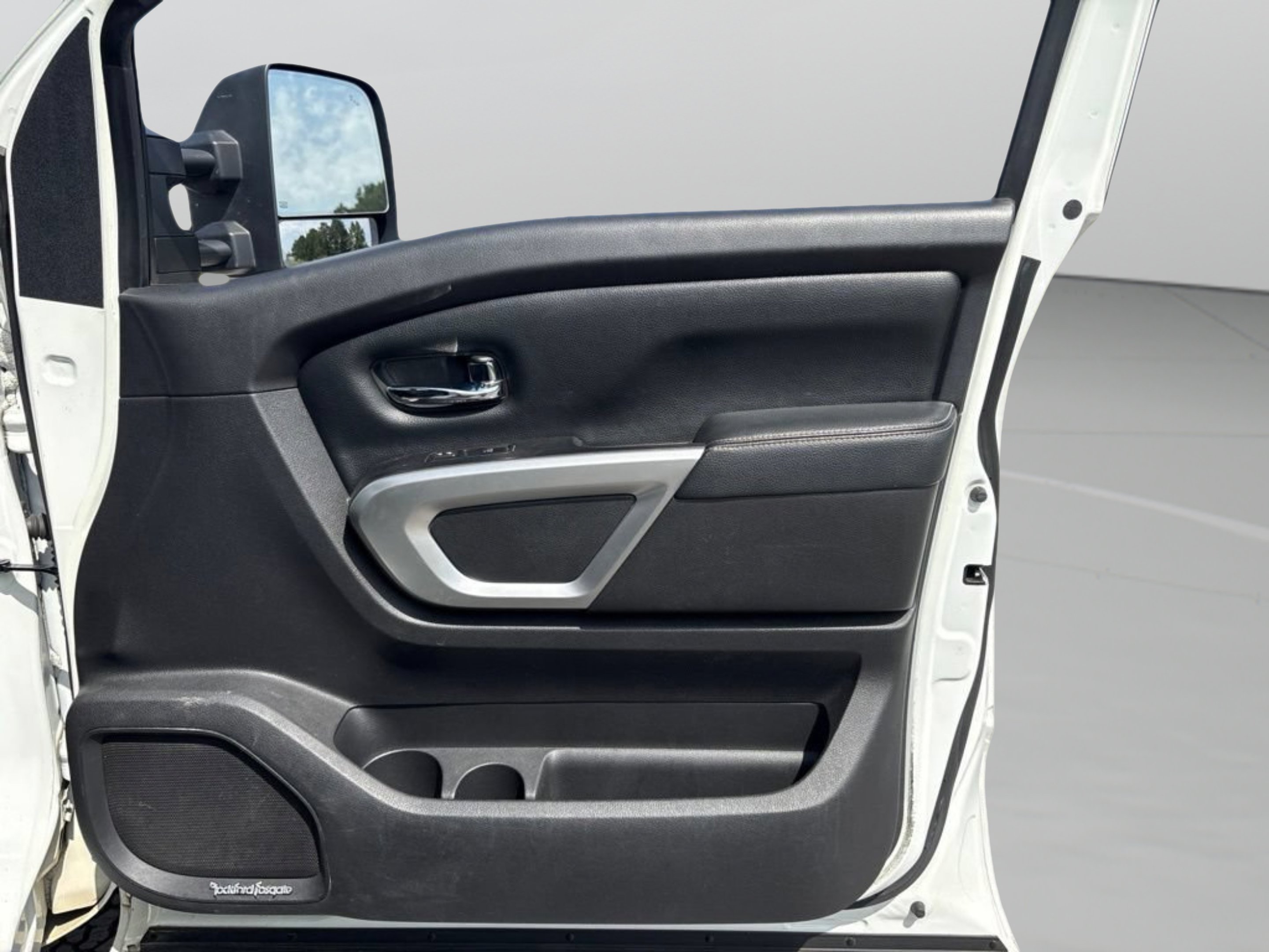 Used 2017 Pearl White Nissan PRO-4X image 27