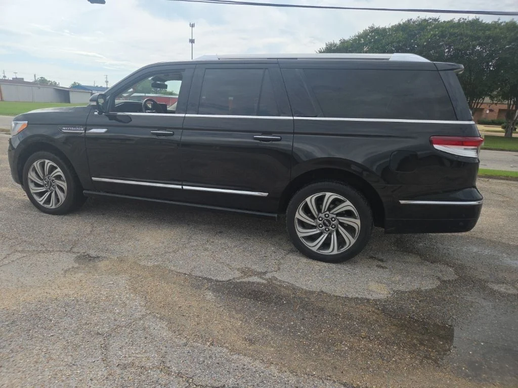 Used 2022 Black Lincoln Reserve image 6