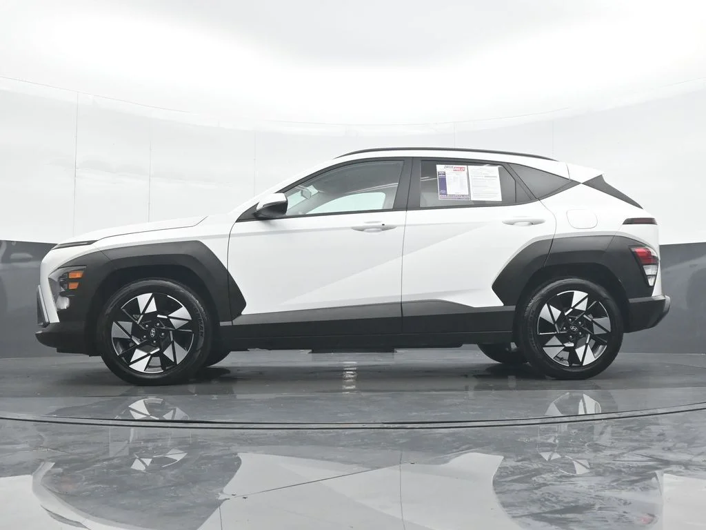 Used 2025 White Hyundai SEL image 28