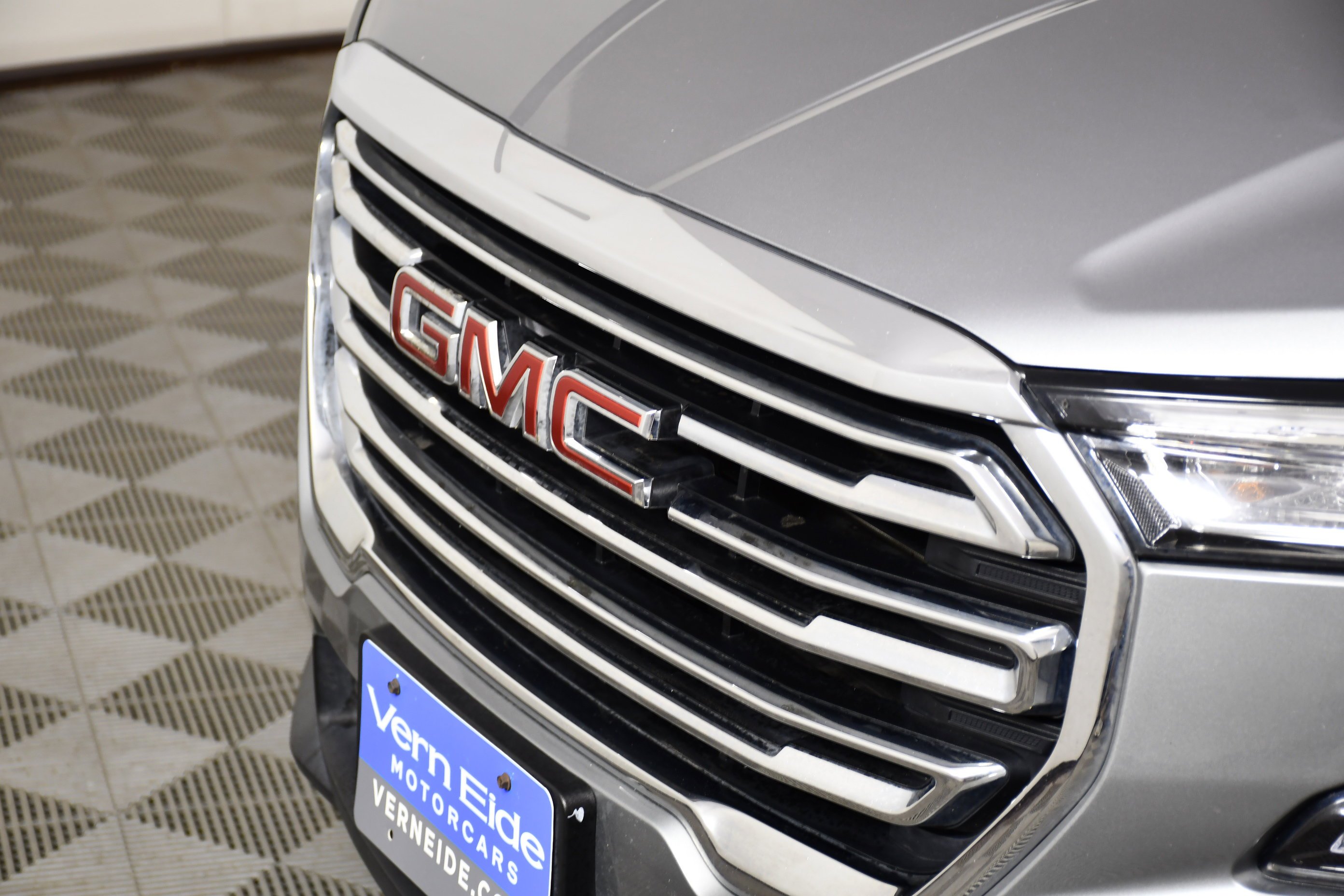 Used 2024 Sterling Metallic GMC SLT image 11