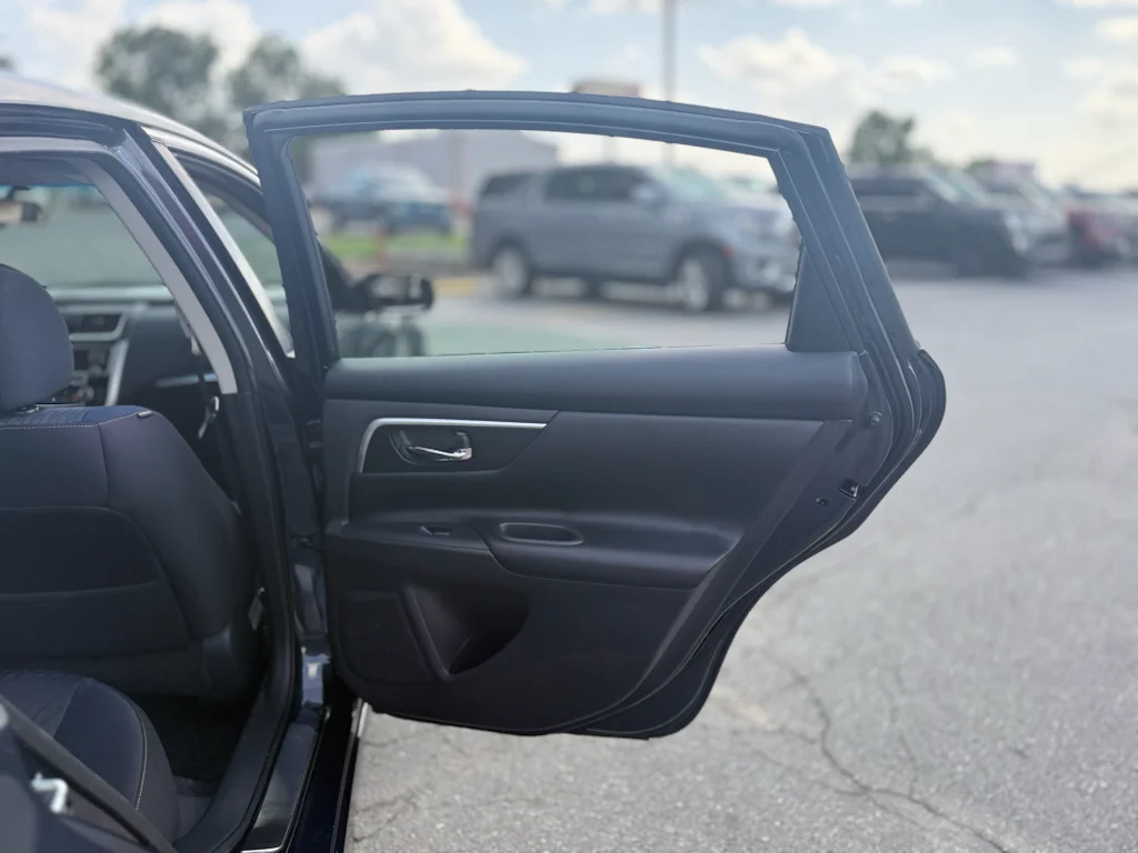 Used 2018 Storm Blue Nissan 2.5 SV image 31