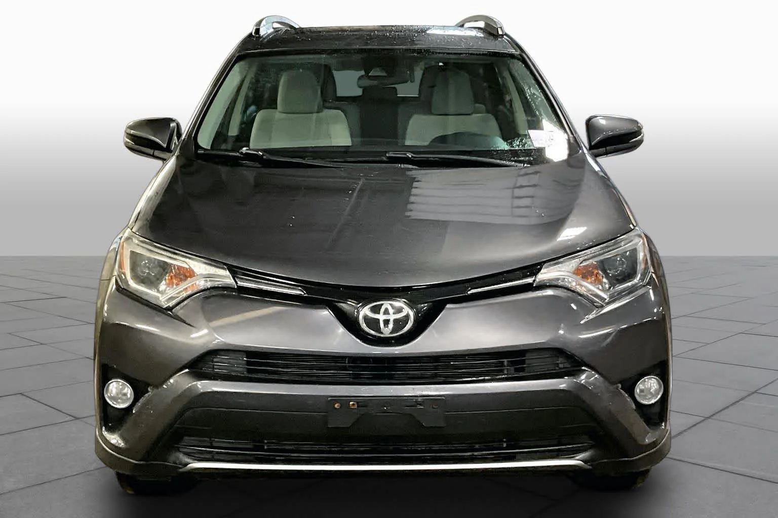 Used 2018 Magnetic Gray Metallic Toyota XLE image 4