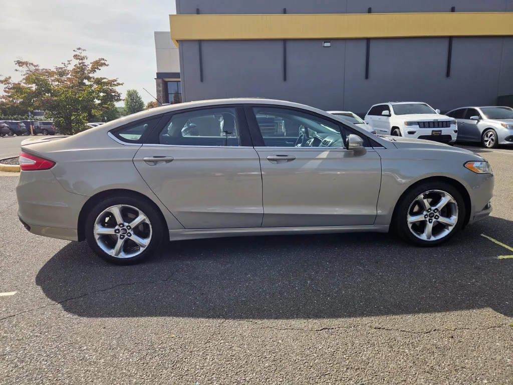 Used 2015 Gold Ford SE image 8