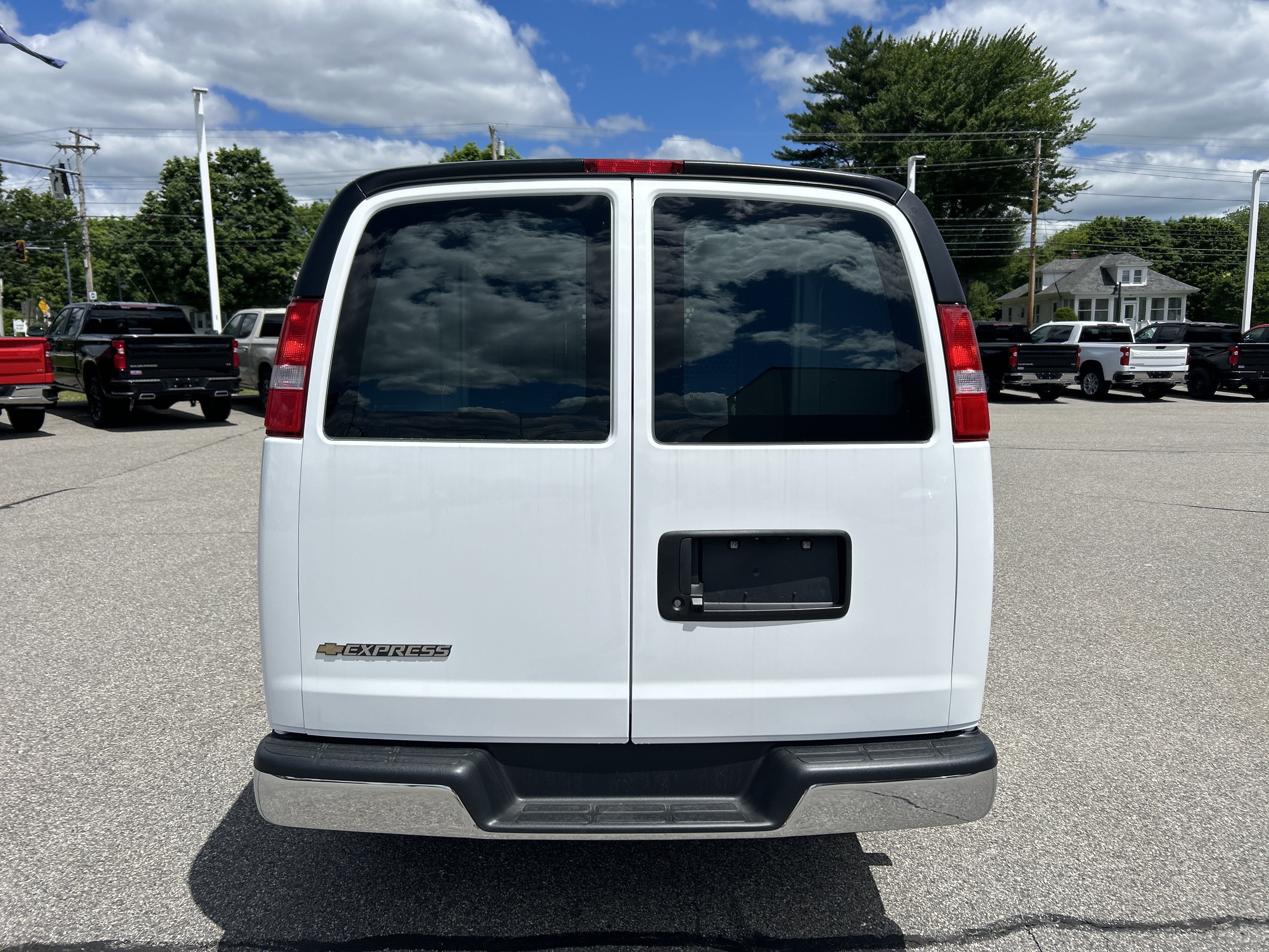 New 2026 Summit White Chevrolet WT image 4