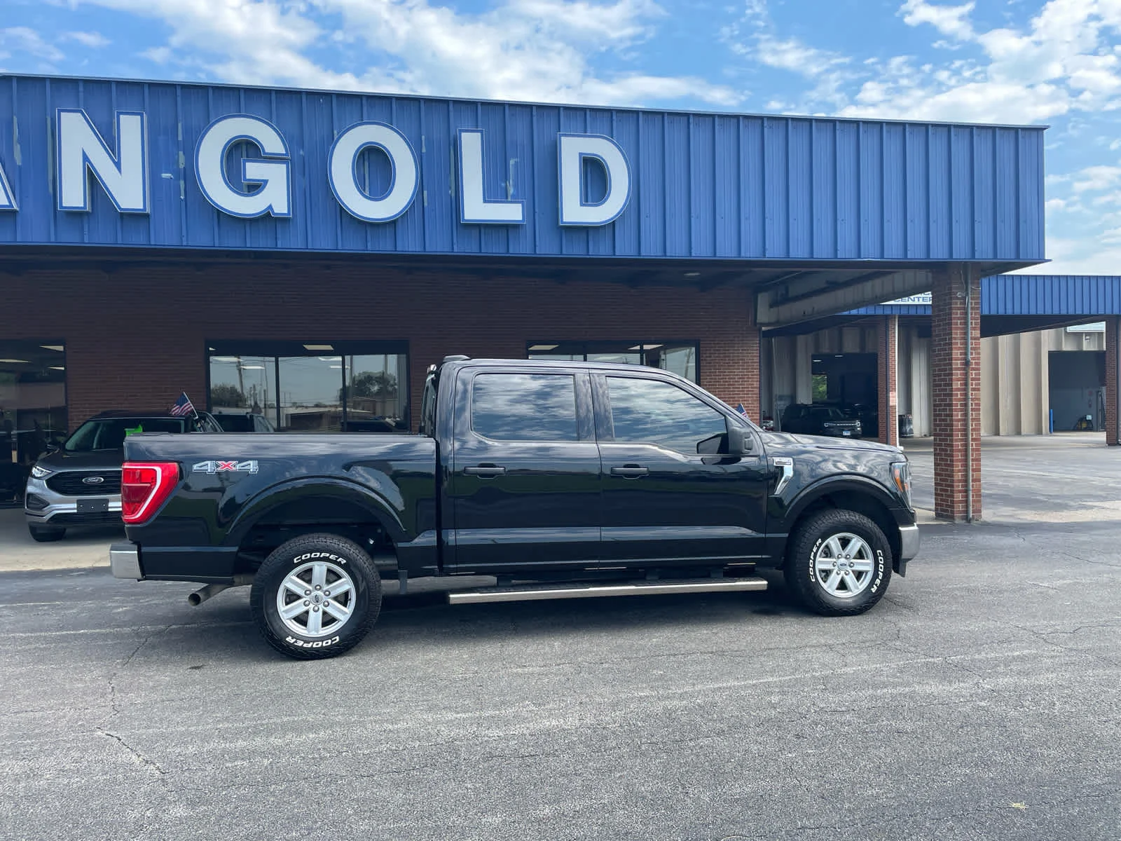 Used 2023 Agate Black Metallic Ford XLT image 5