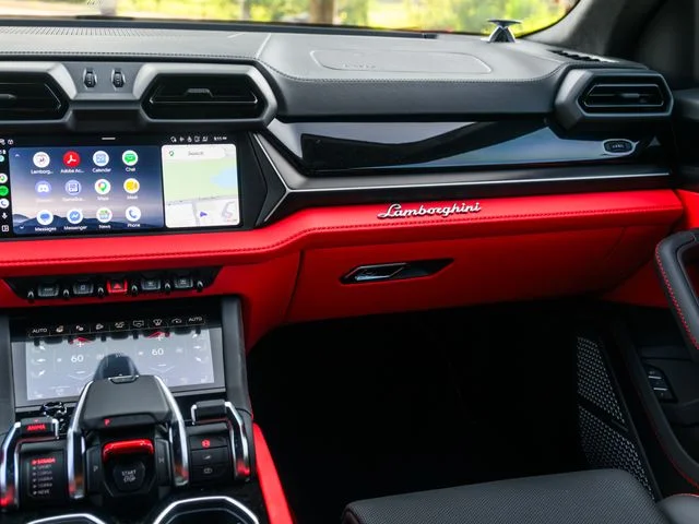 Used 2025  Lamborghini SE image 19